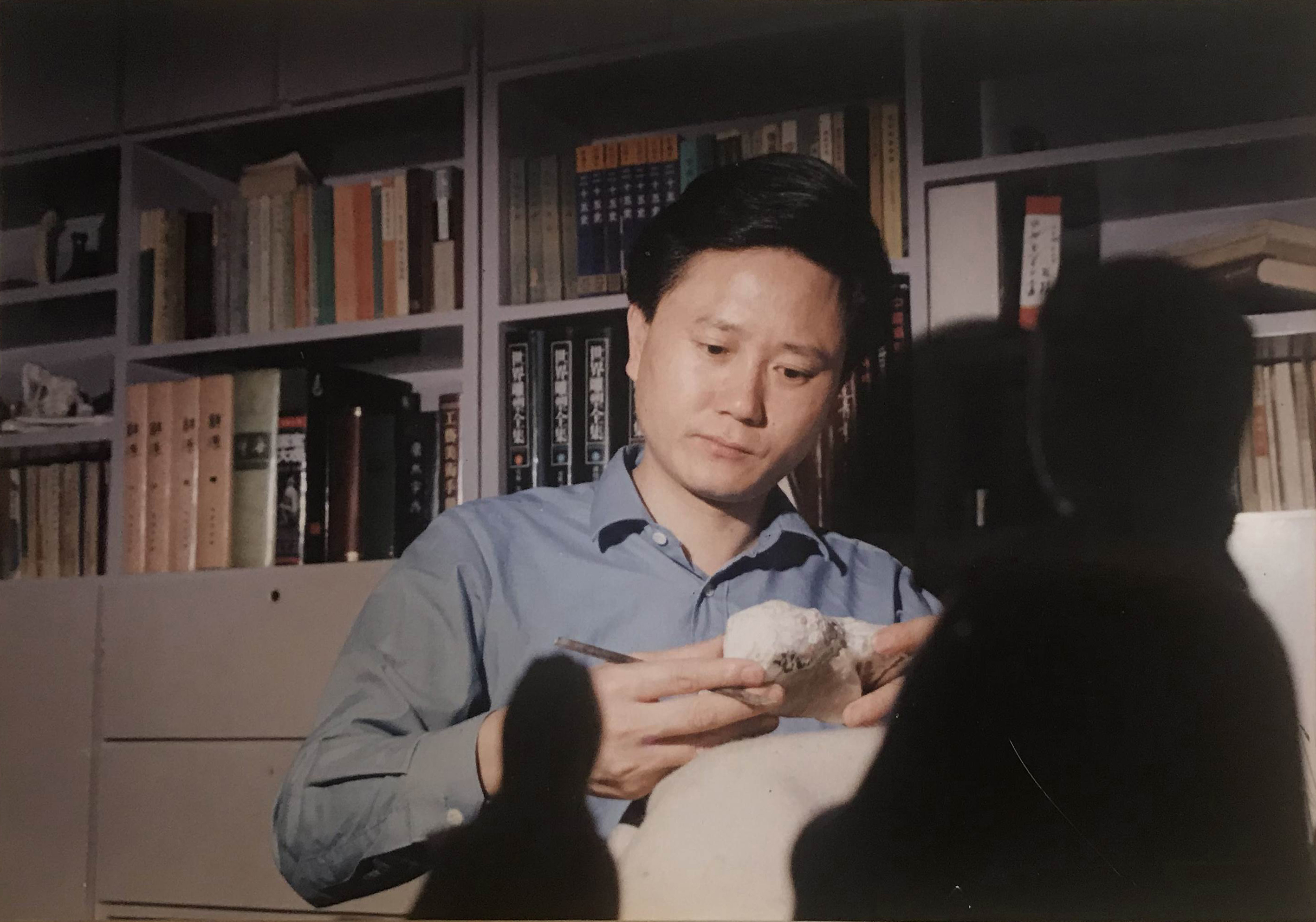 青年时期的黄宝庆正在进行雕塑创作