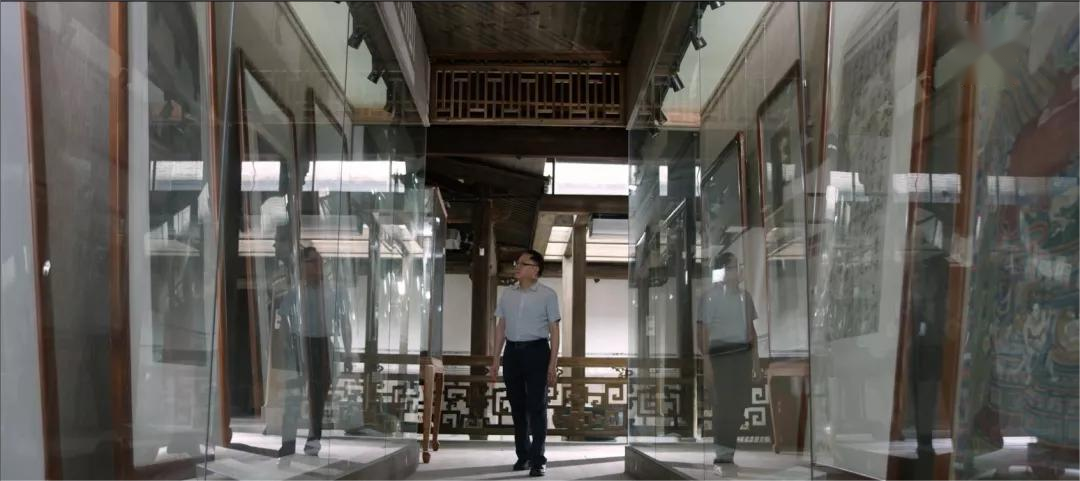黄宝庆行走于传统建筑长廊